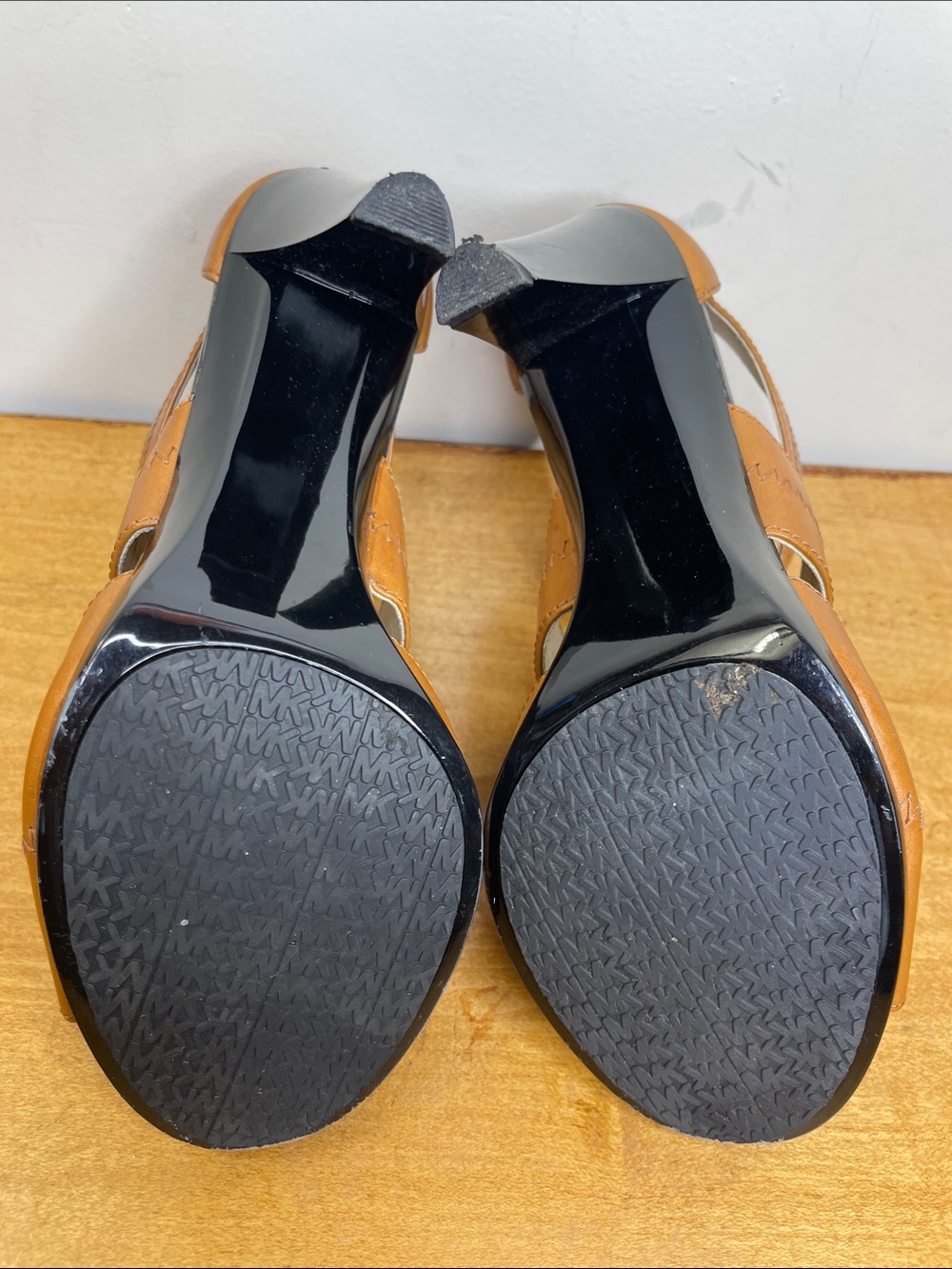 Michael Kors Tan Leather Studded T-Strap High Heel Sandals. Size 7 - Picture 9 of 11